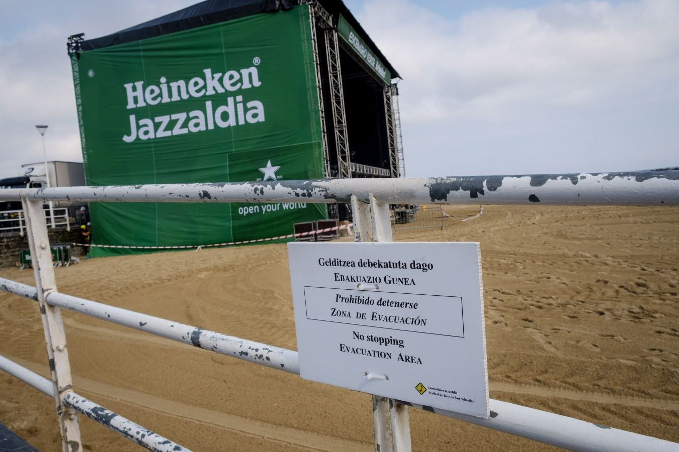 Ya están levantadas y casi preparadas todas las infraestructuras del Jazzaldia, y especialmente la del gran Escenario Verde de la playa de la Zurriola, donde mañana a las 21.00 horas actuará el maestro de la salsa Rubén Blades