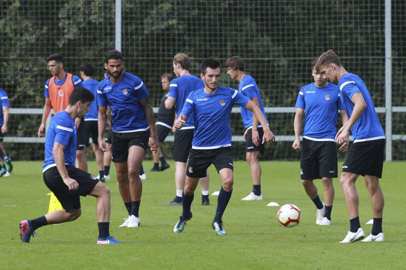 Mikel Merino y Imanol Agirretxe han iniciado el entrenamiento junto al resto del grupo, mientras que los centrales Raúl Navas y Héctor Moreno están en el José Luis Orbegozo haciendo carrera continua