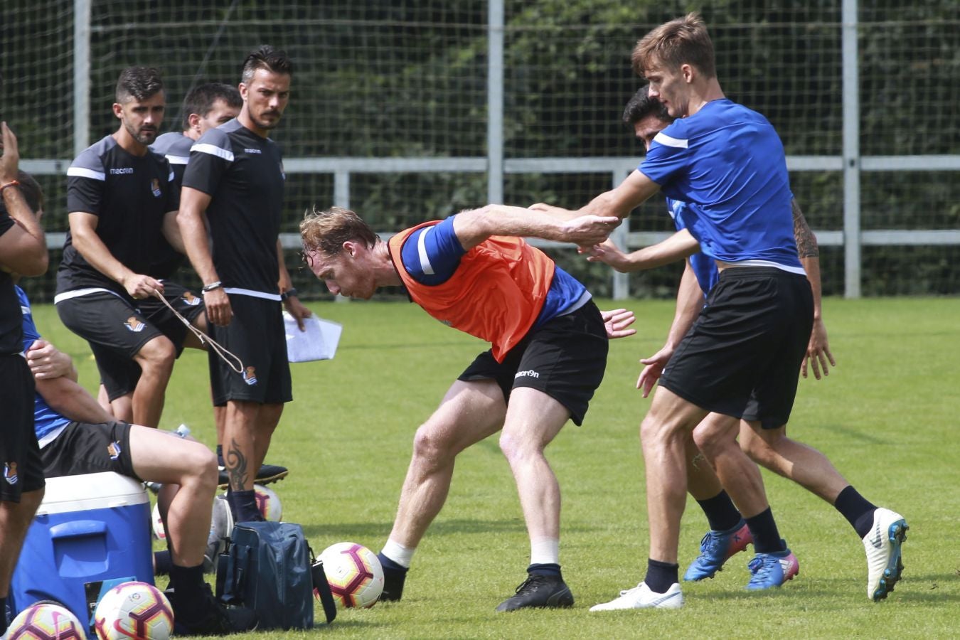 Mikel Merino y Imanol Agirretxe han iniciado el entrenamiento junto al resto del grupo, mientras que los centrales Raúl Navas y Héctor Moreno están en el José Luis Orbegozo haciendo carrera continua