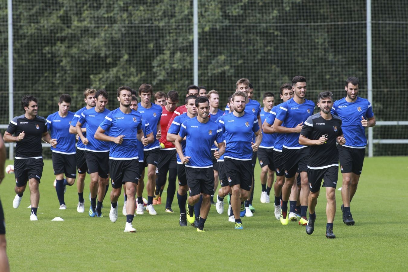 Mikel Merino y Imanol Agirretxe han iniciado el entrenamiento junto al resto del grupo, mientras que los centrales Raúl Navas y Héctor Moreno están en el José Luis Orbegozo haciendo carrera continua