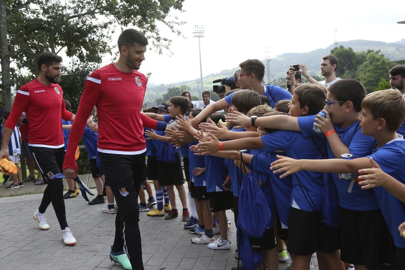 Mikel Merino y Imanol Agirretxe han iniciado el entrenamiento junto al resto del grupo, mientras que los centrales Raúl Navas y Héctor Moreno están en el José Luis Orbegozo haciendo carrera continua