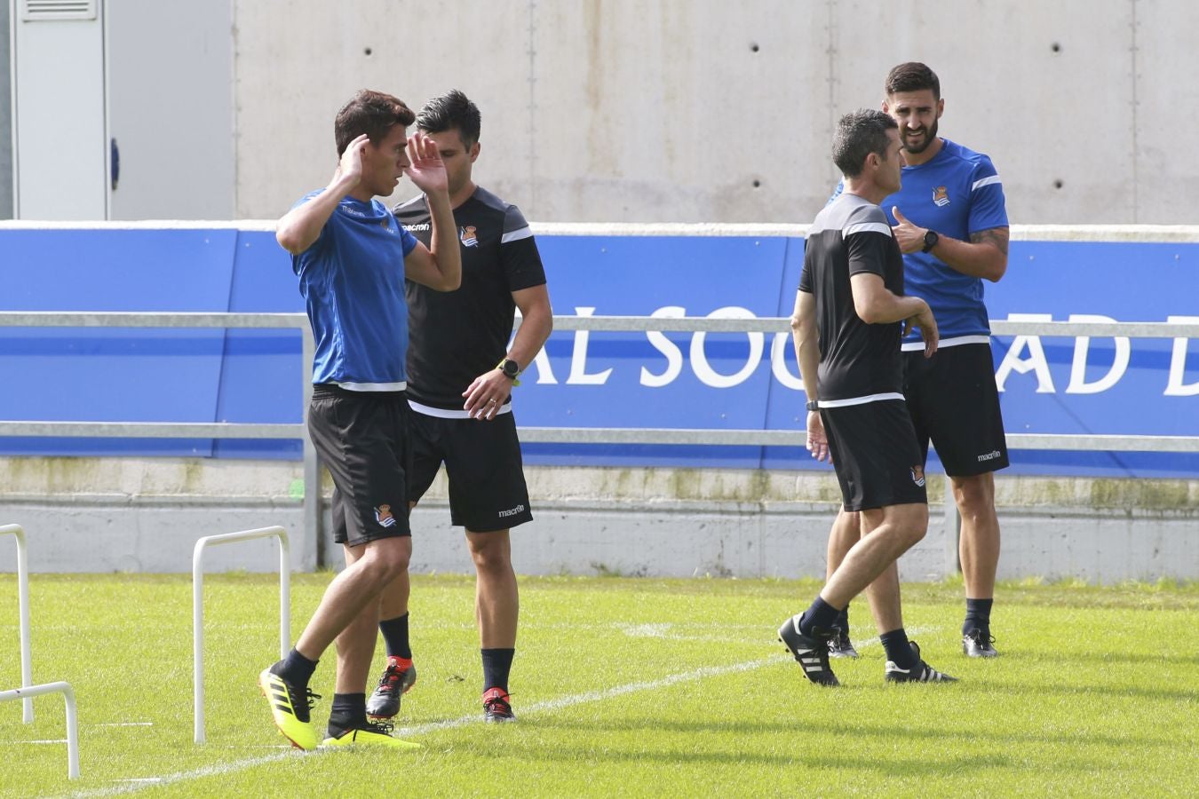 Mikel Merino y Imanol Agirretxe han iniciado el entrenamiento junto al resto del grupo, mientras que los centrales Raúl Navas y Héctor Moreno están en el José Luis Orbegozo haciendo carrera continua