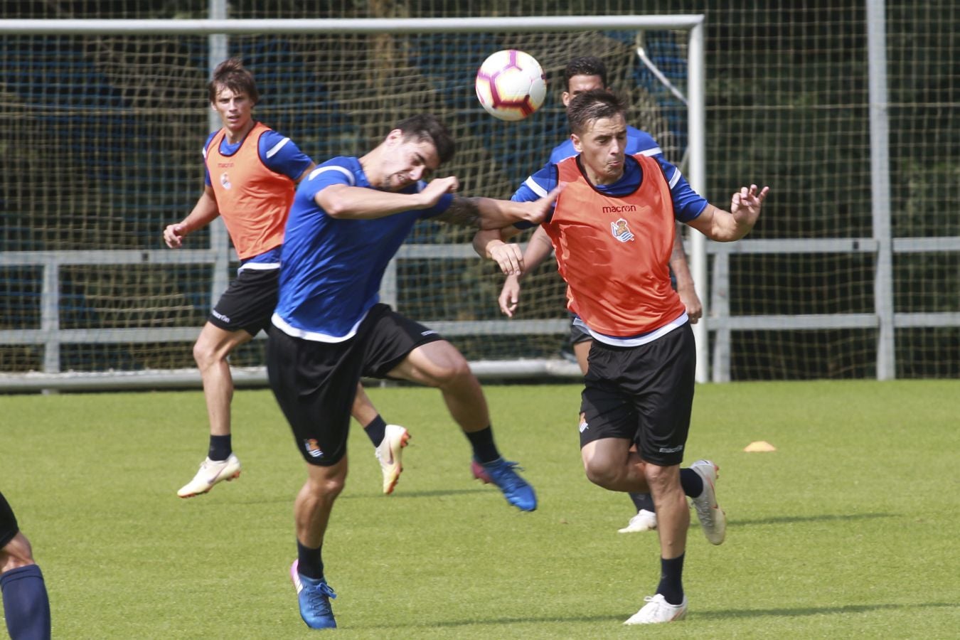 Mikel Merino y Imanol Agirretxe han iniciado el entrenamiento junto al resto del grupo, mientras que los centrales Raúl Navas y Héctor Moreno están en el José Luis Orbegozo haciendo carrera continua