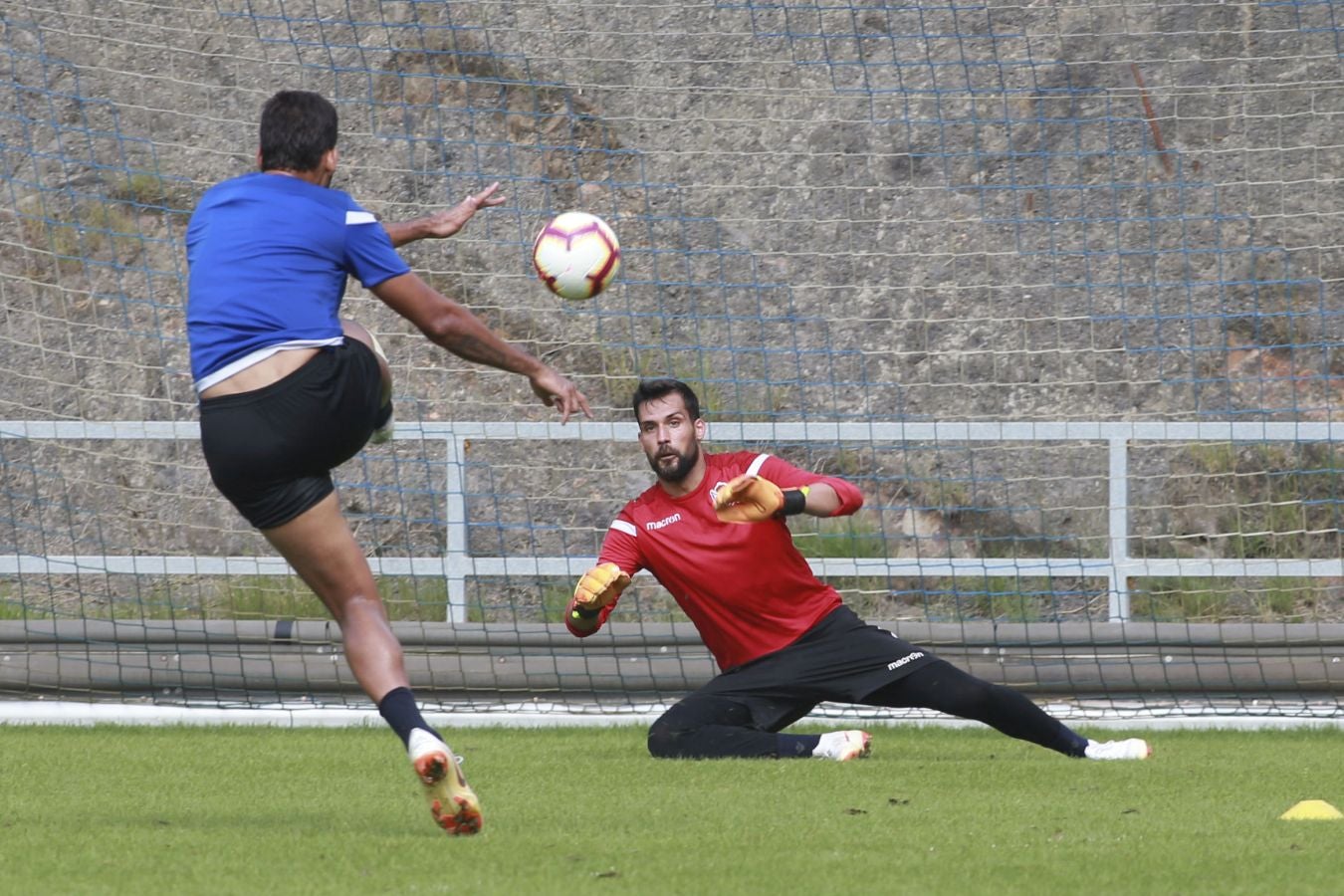 Mikel Merino y Imanol Agirretxe han iniciado el entrenamiento junto al resto del grupo, mientras que los centrales Raúl Navas y Héctor Moreno están en el José Luis Orbegozo haciendo carrera continua