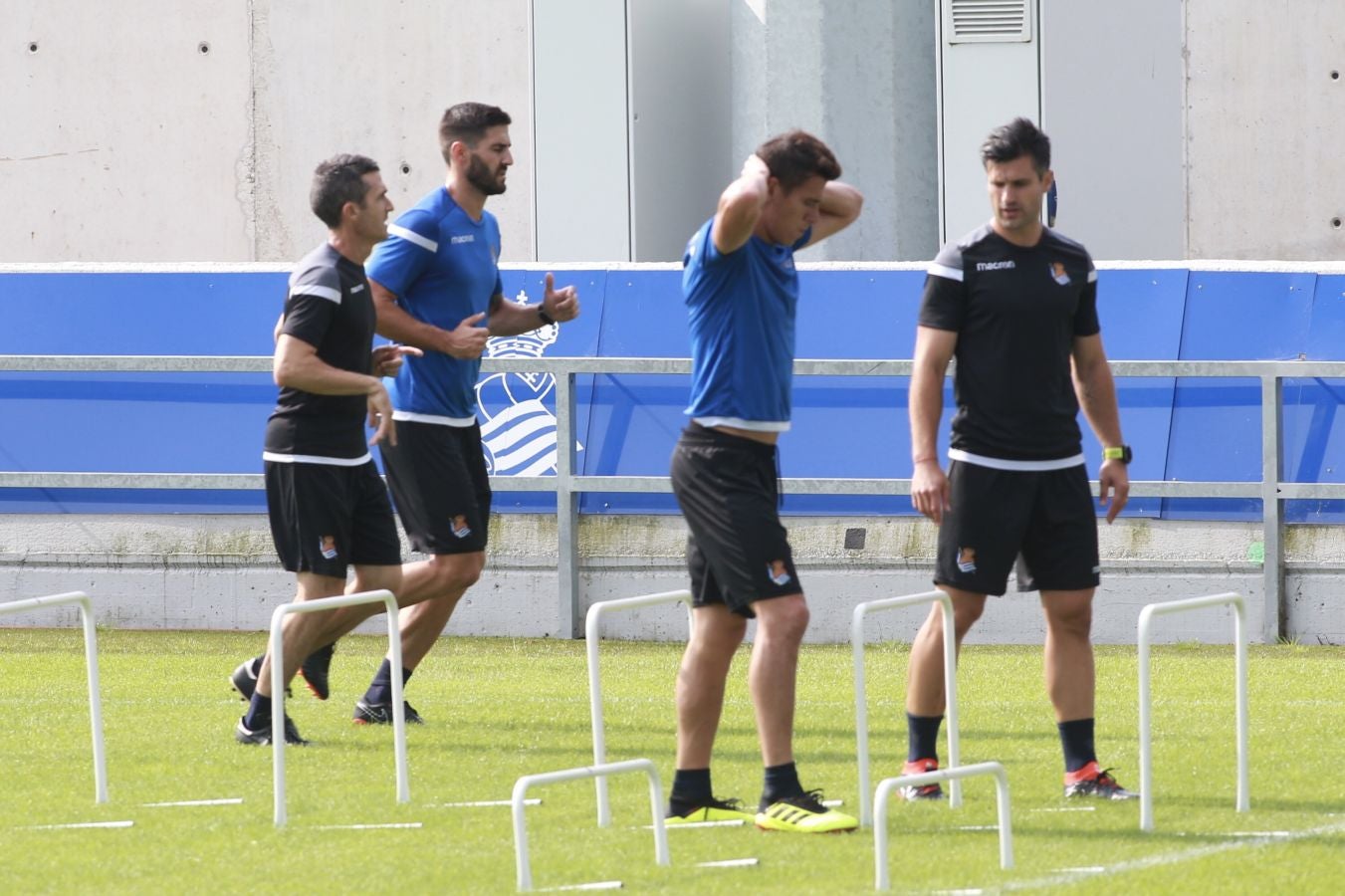 Mikel Merino y Imanol Agirretxe han iniciado el entrenamiento junto al resto del grupo, mientras que los centrales Raúl Navas y Héctor Moreno están en el José Luis Orbegozo haciendo carrera continua