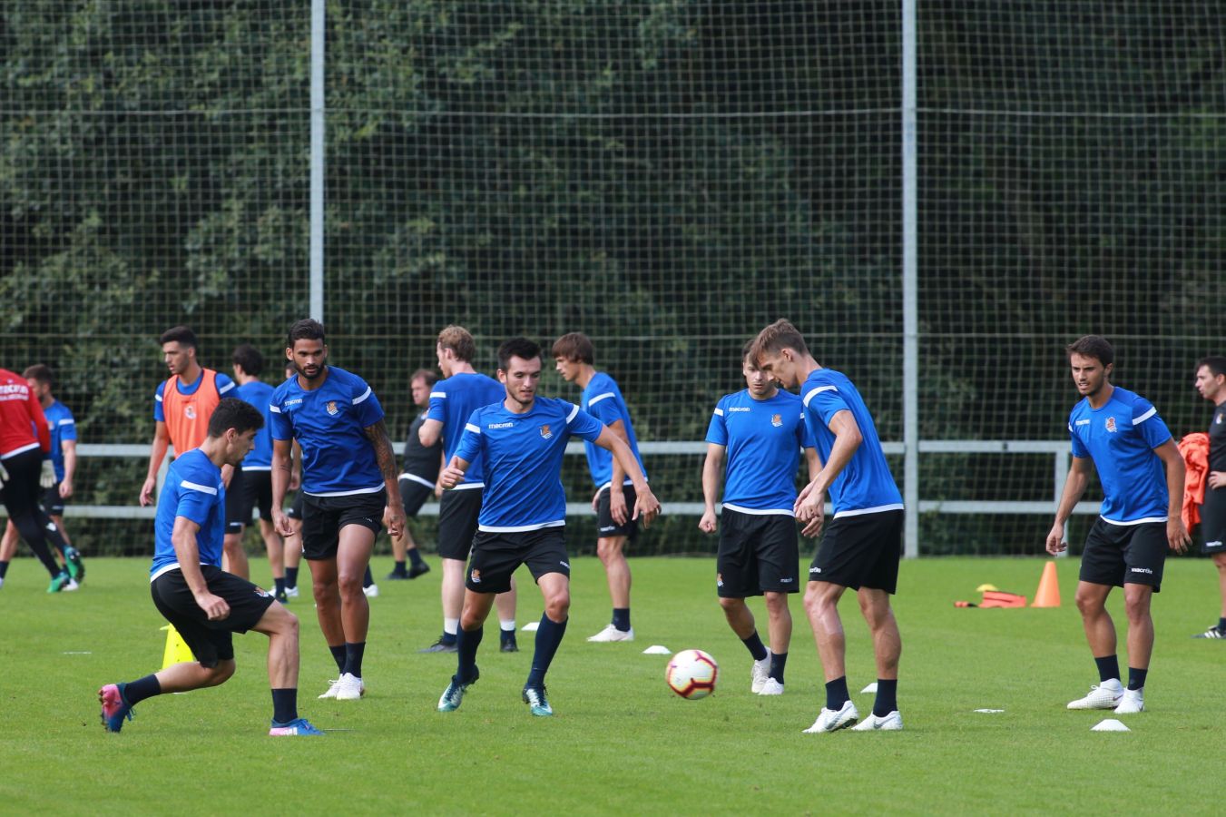 Mikel Merino y Imanol Agirretxe han iniciado el entrenamiento junto al resto del grupo, mientras que los centrales Raúl Navas y Héctor Moreno están en el José Luis Orbegozo haciendo carrera continua