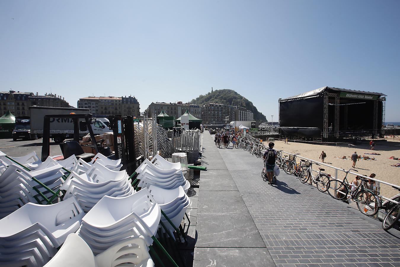 Ya están levantadas y casi preparadas todas las infraestructuras del Jazzaldia, y especialmente la del gran Escenario Verde de la playa de la Zurriola, donde mañana a las 21.00 horas actuará el maestro de la salsa Rubén Blades