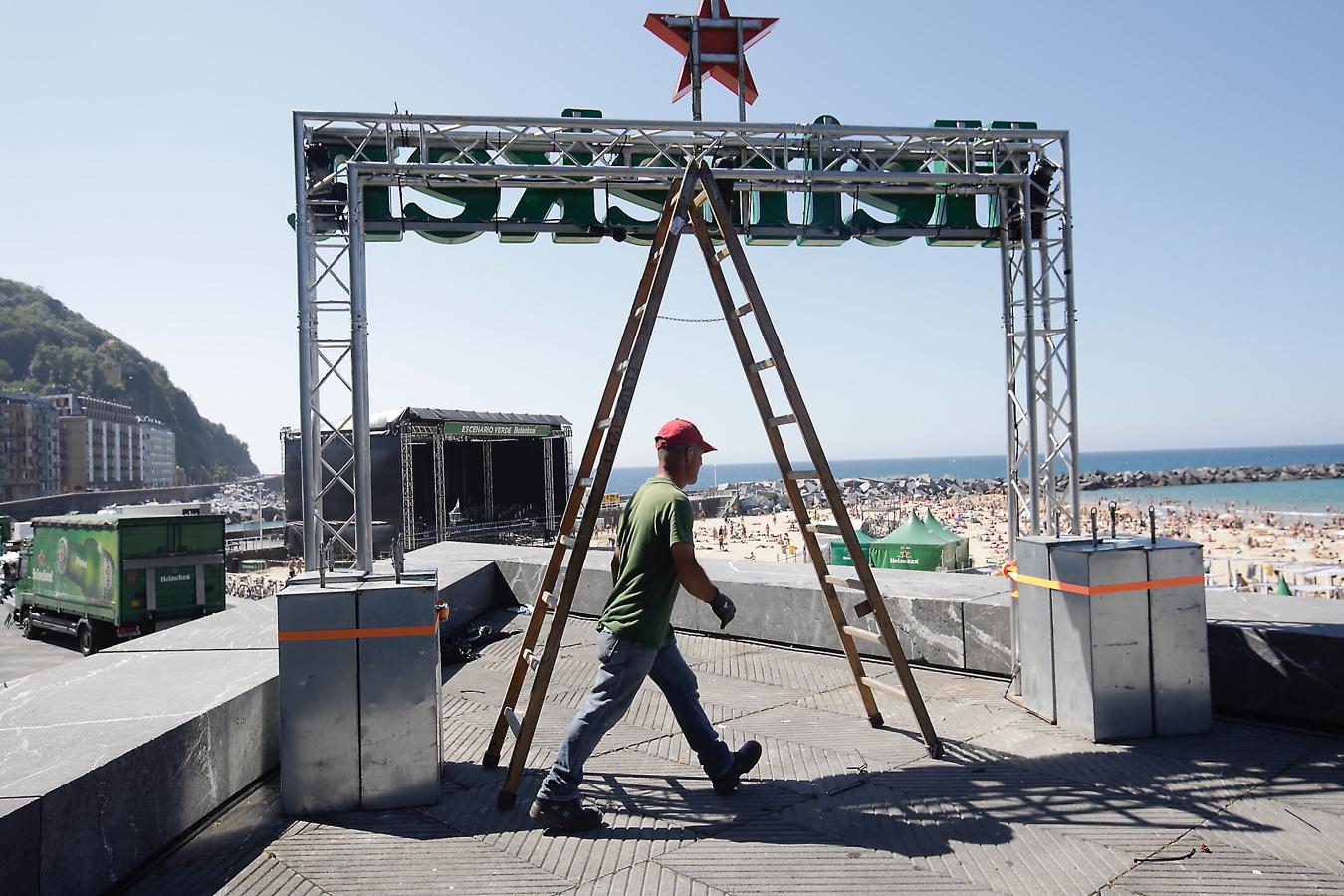 Ya están levantadas y casi preparadas todas las infraestructuras del Jazzaldia, y especialmente la del gran Escenario Verde de la playa de la Zurriola, donde mañana a las 21.00 horas actuará el maestro de la salsa Rubén Blades