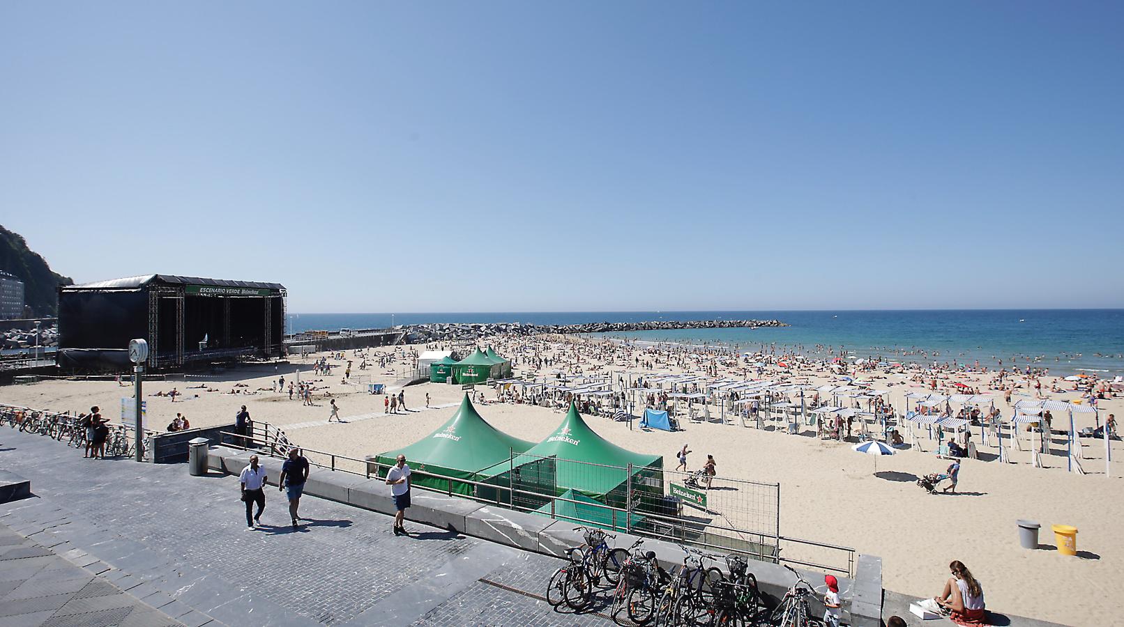 Ya están levantadas y casi preparadas todas las infraestructuras del Jazzaldia, y especialmente la del gran Escenario Verde de la playa de la Zurriola, donde mañana a las 21.00 horas actuará el maestro de la salsa Rubén Blades