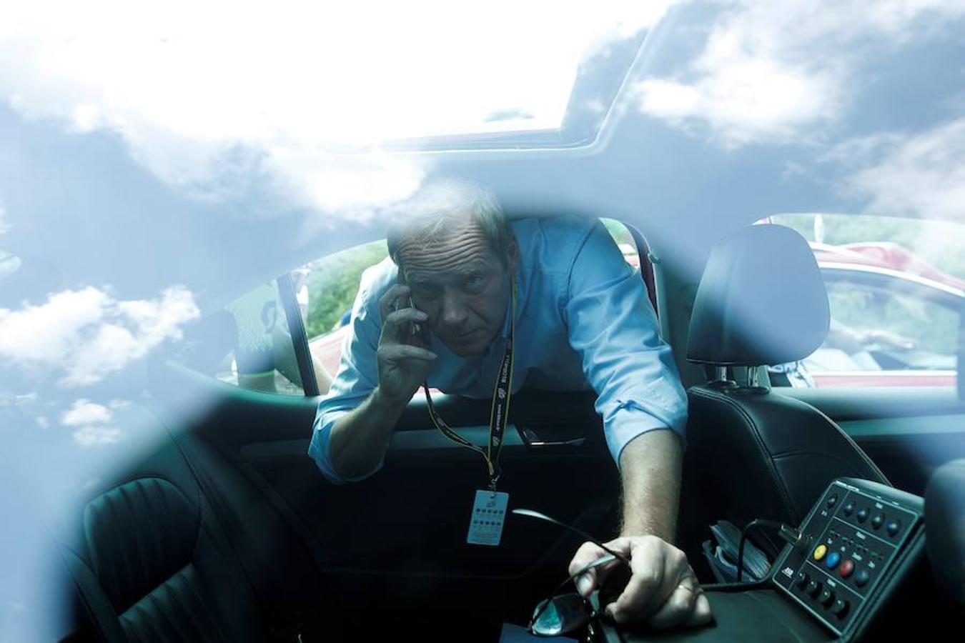 Un grupo de personas ha interrumpido la etapa ciclista en demanda de más ayudas para las zonas rurales del país