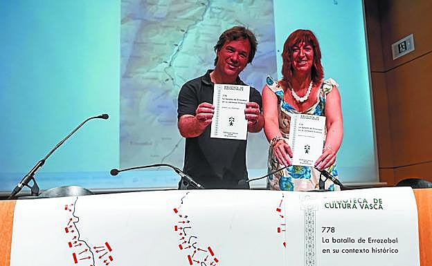 El historiador Xabier Irujo, junto a Fátima Frutos, de la Asociación Navarra de Escritores y Escritoras.