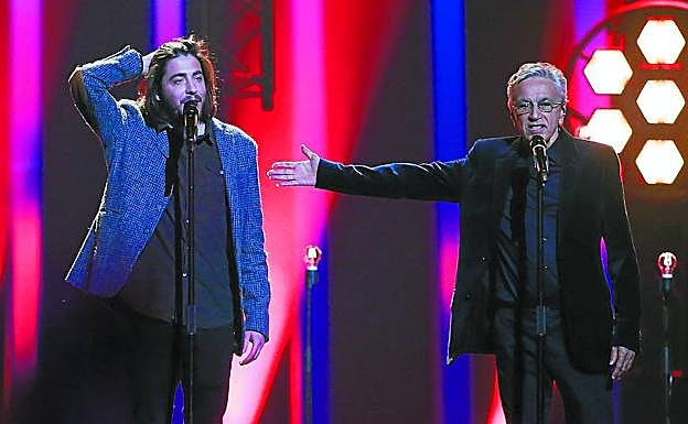 Imagen principal - En la imagen superior, Sobral y Veloso en mayo, en Lisboa, en el festival de Eurovisión. Ese encuentro no se repetirá en Donostia por poco. ¿O quizás sí? Debajo, Caetano Veloso abraza a su amigo Pedro Almodóvar tras el concierto del brasileño en Madrid el lunes. Veloso llega hoy a Donostia. A la derecha, Rubén Blades recibió a Kiko Veneno en su camerino antes del concierto de Santander. El panameño ya está en San Sebastián. 