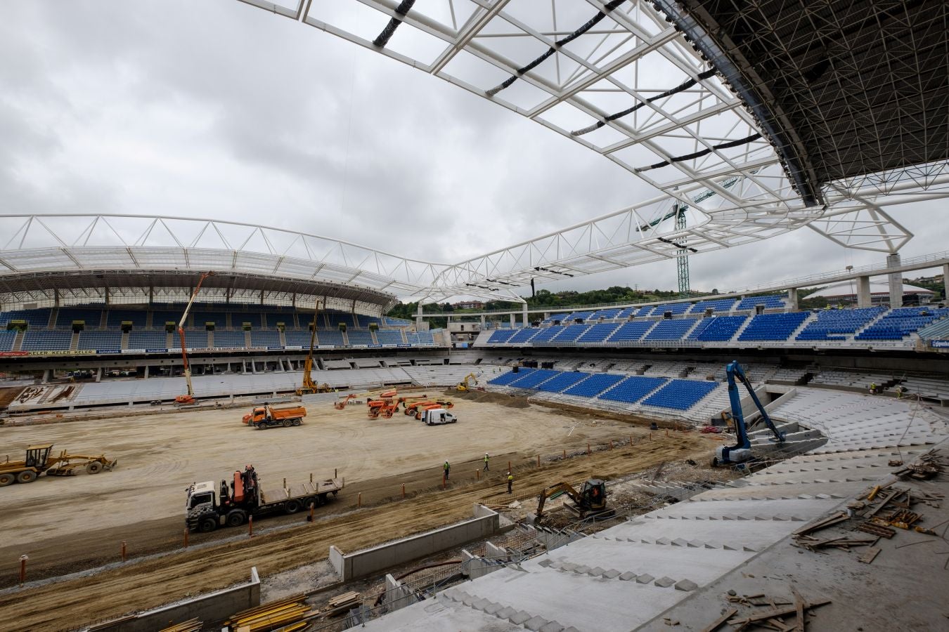 Las obras de Anoeta no se detienen. Este martes se han colocado los nuevos asientos.
