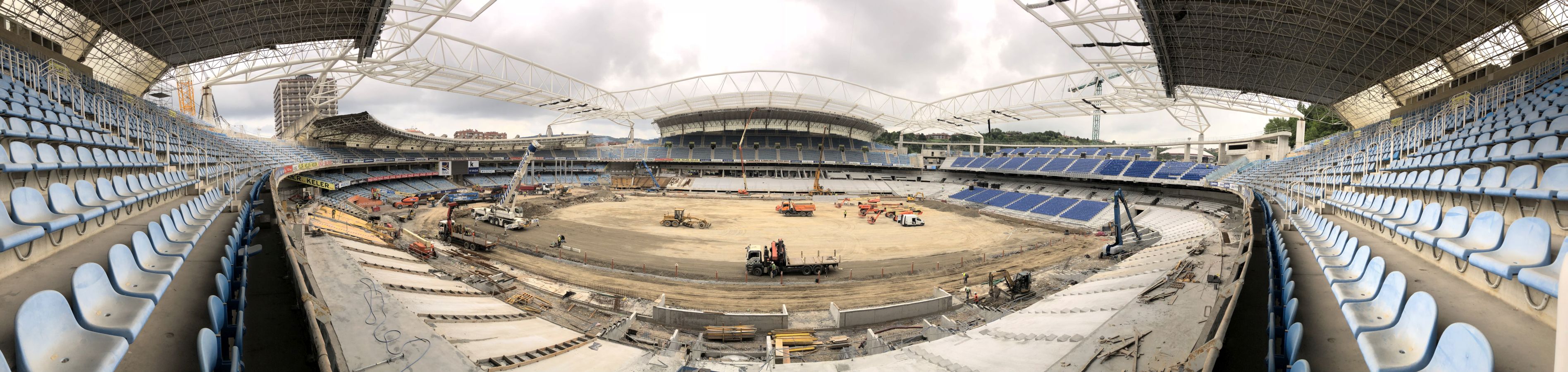Las obras de Anoeta no se detienen. Este martes se han colocado los nuevos asientos.