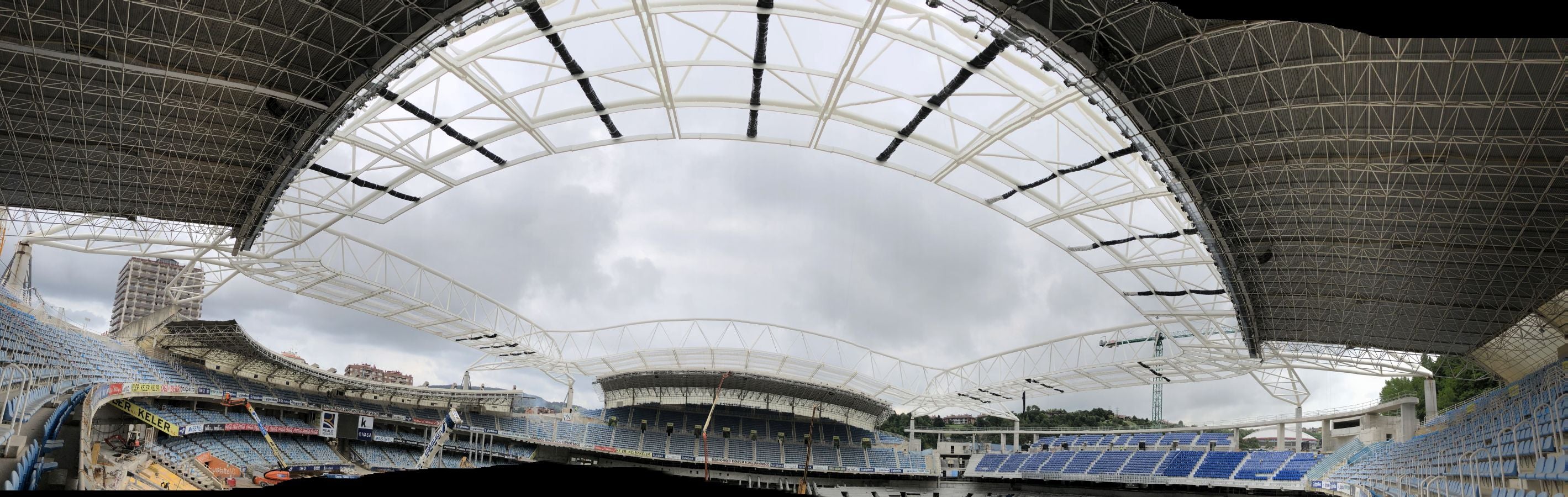 Las obras de Anoeta no se detienen. Este martes se han colocado los nuevos asientos.