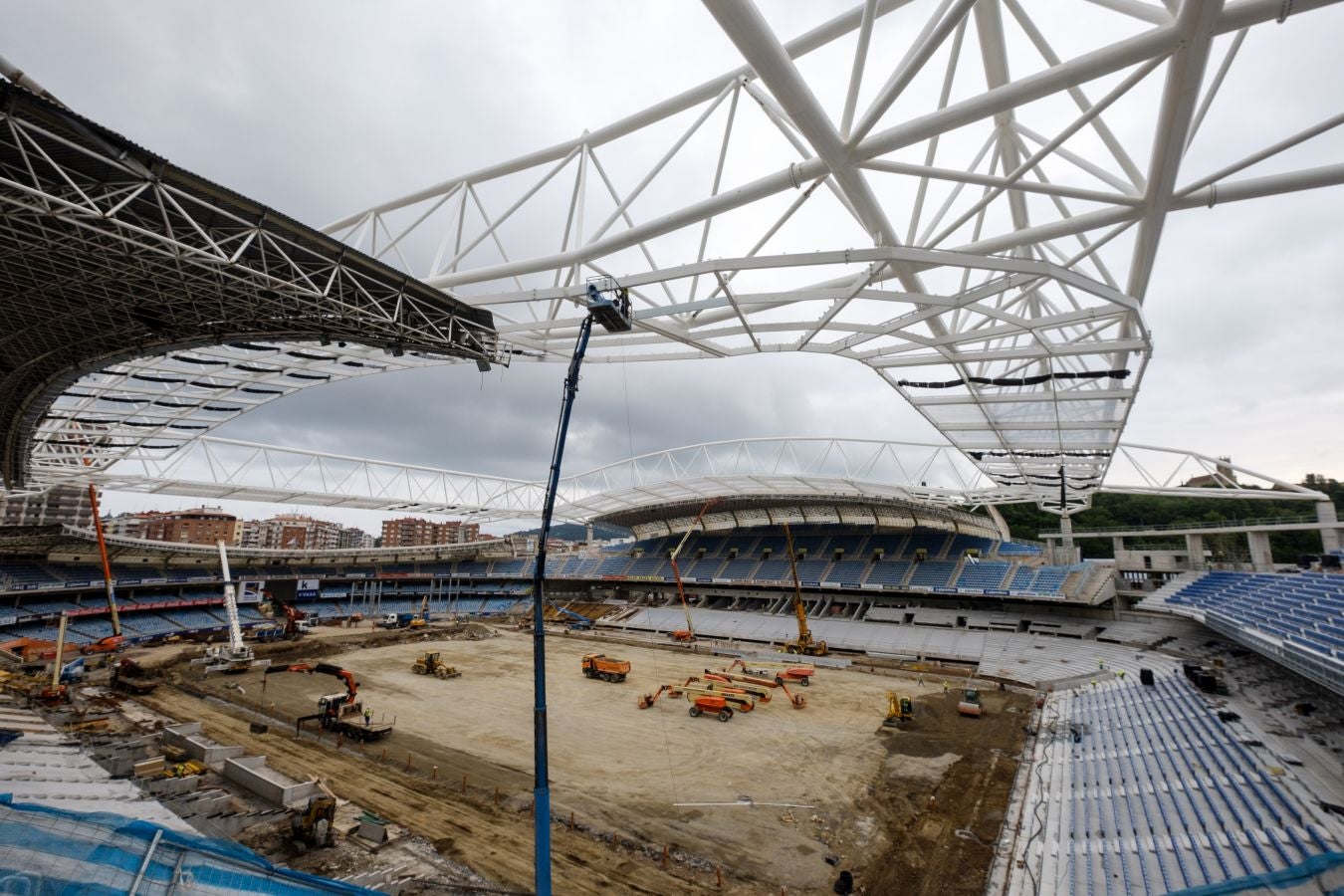 Las obras de Anoeta no se detienen. Este martes se han colocado los nuevos asientos.