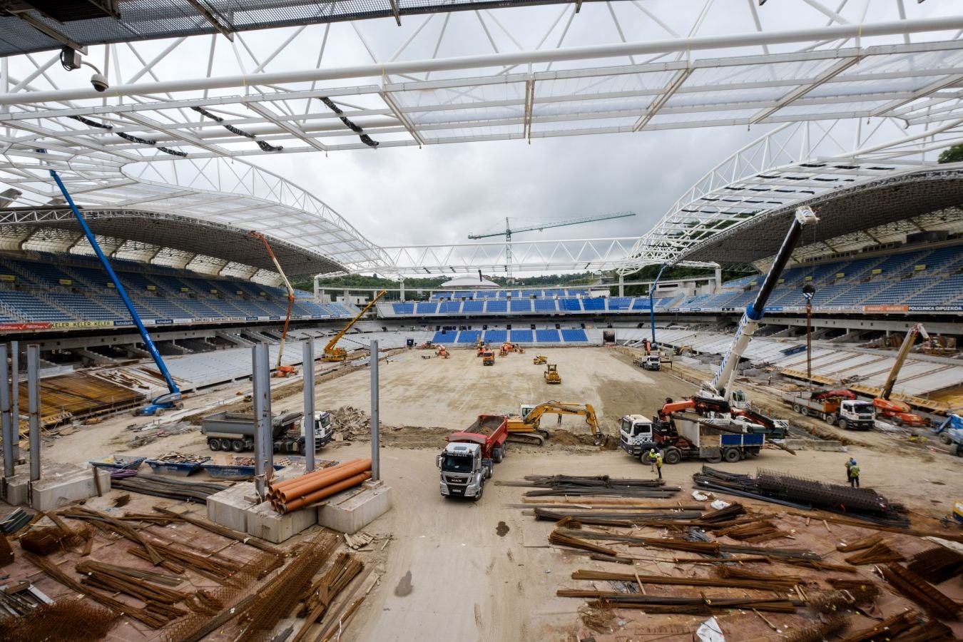 Las obras de Anoeta no se detienen. Este martes se han colocado los nuevos asientos.