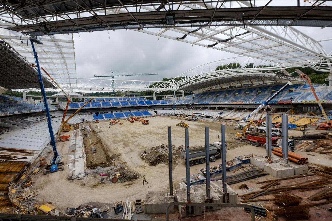 Las obras de Anoeta no se detienen. Este martes se han colocado los nuevos asientos.