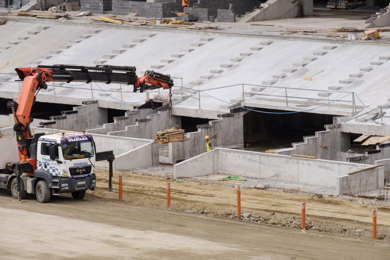 Las obras de Anoeta no se detienen. Este martes se han colocado los nuevos asientos.