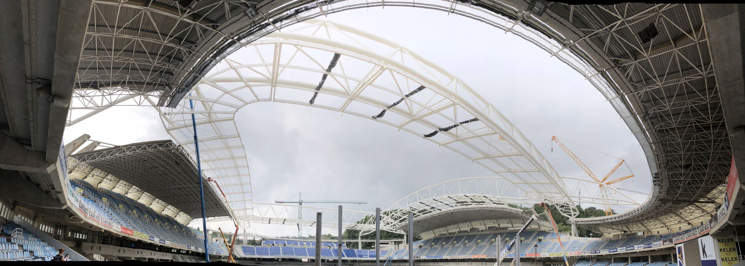 Las obras de Anoeta no se detienen. Este martes se han colocado los nuevos asientos.