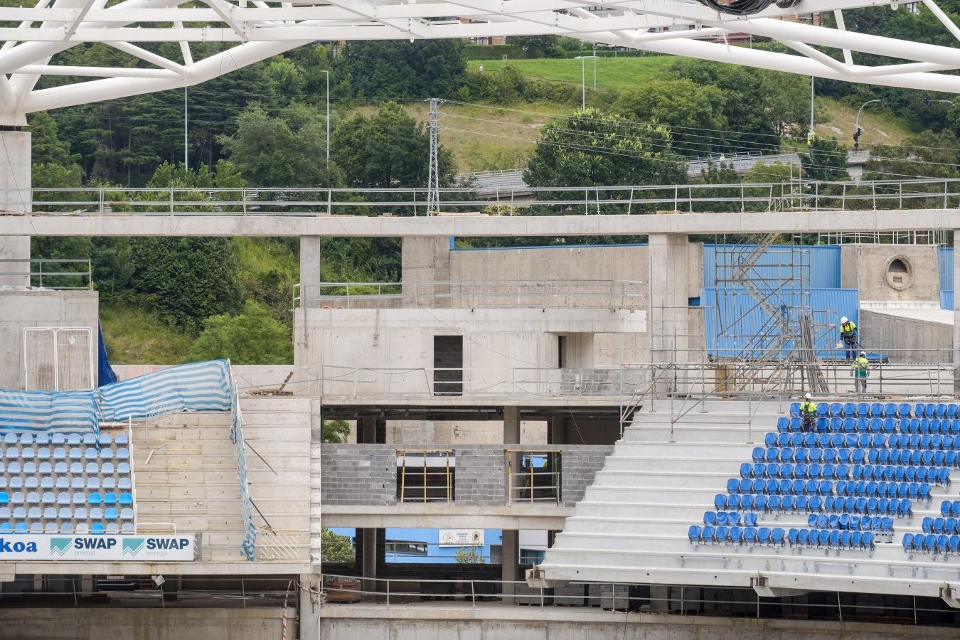 Las obras de Anoeta no se detienen. Este martes se han colocado los nuevos asientos.