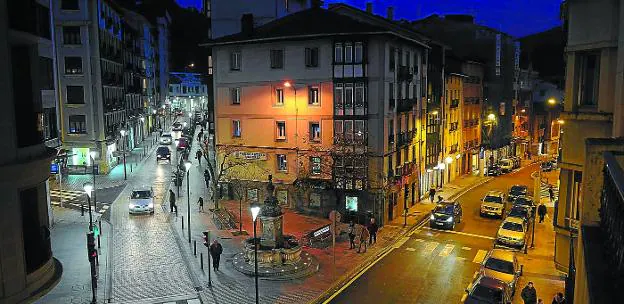 En la imagen se aprecia la diferencia de iluminación entre la calle Estación, con luces LED, frente a Arragüeta con el antiguo alumbrado. 