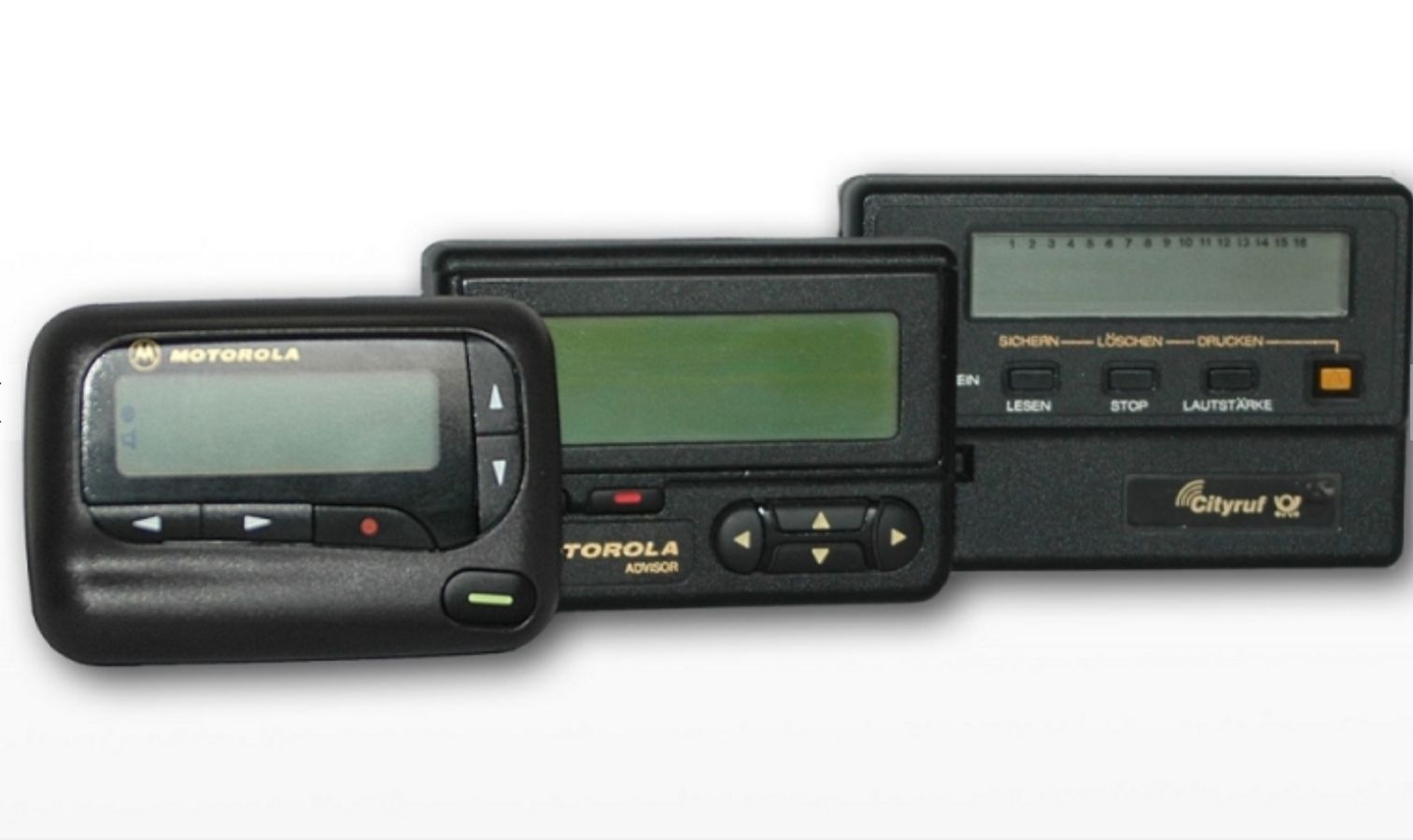 Los buscapersonas o ‘beepers’. Un pequeño dispositivo con una pantalla en la que se podía leer un mensaje de texto que alguien ha escrito. Los usuarios de buscapersonas solían ser personal médico, directivos, pilotos y cualquier profesional al que hubiera que localizar con urgencia en cualquier momento. Cuando la telefonía móvil fue ampliándose, los buscas comenzaron a dejar de ser útiles, ya que resultaba mucho más práctico y barato llamar o enviar un SMS.