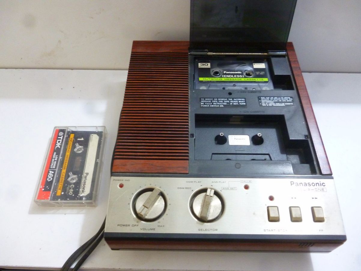 El contestador automático: El dispositivo fue creado en 1935 como un grabador de conversaciones. Estaba instalado en la propiedad del cliente, al lado o incorporado a su teléfono. Los primeros contestadores usaban tecnología de cinta magnética.