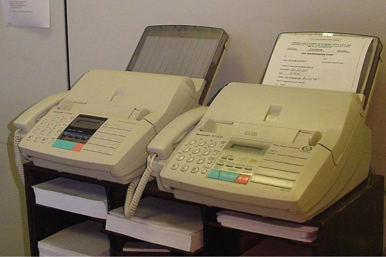 Fax. Inicialmente, el fax se usaba exclusivamente en el periodismo; pero su eficiencia y el afán de modernización hicieron que se integrase posteriormente a los negocios. El fax se utilizaba para enviar y recibir imágenes de todo tipo.