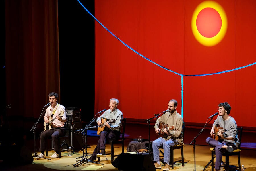 Ofertório, un título ceremonial para el espectáculo familiar con el que Caetano Veloso y sus tres hijos, Moreno, Zeca y Tom Veloso, inauguraron el ciclo de conciertos del Kursaal