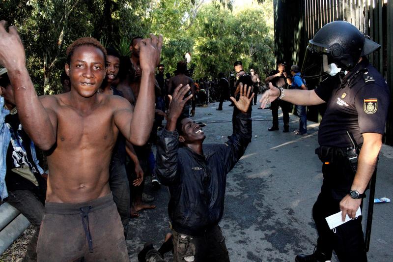 Los inmigrantes que han logrado saltar la valla en Ceuta se muestran felices por haber pisado territorio de la Unión Europea, pero también muestran las marcas de un enfrentamiento que fuentes policiales tíldan de «violento y sin precedentes».