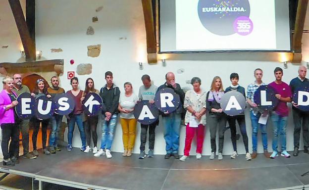 Euskaraldia. Los embajadores sostienen las letras que forman la palabra 'Euskaraldia', el día que se presentó en el Palacio de Igartza.