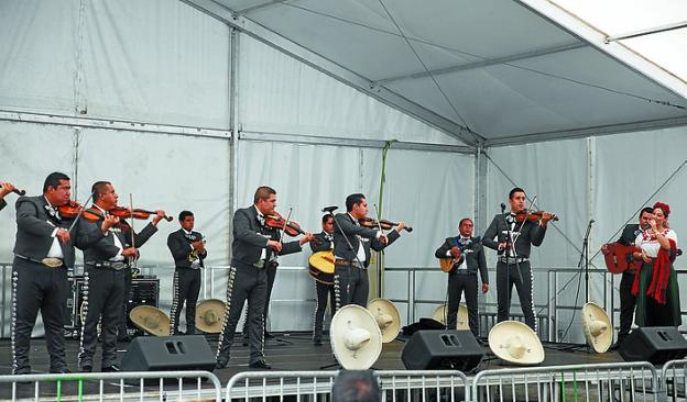 La corporación municipal participó en la tradicional soka-dantza en el día de Santiago y también hubo torneo de bolos y mariachis. 