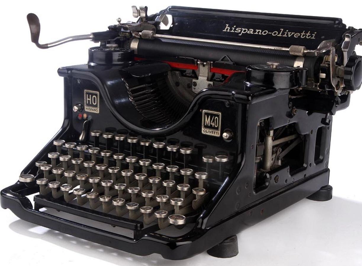 La máquina de escribir. Mecánica, electromecánica o electrónica. Dejó de existir con la llegada de los ordenadores. Hoy solo se usa en algunos hogares como ornamentación.