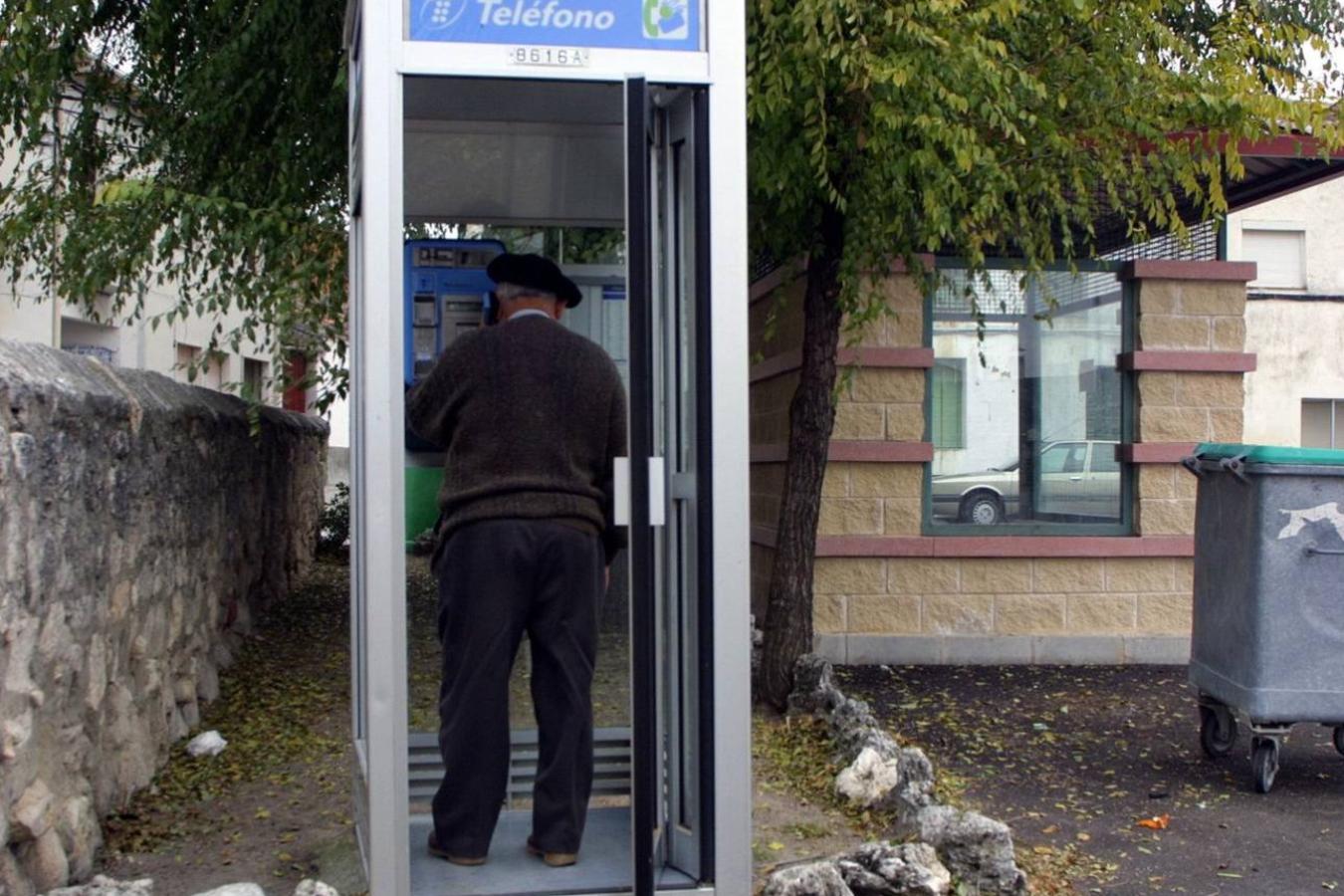 La cabina telefónica. Una pequeña estructura que en su interior contiene un teléfono público. Estaban diseñadas para que el usuario no se mojara cuando había lluvia y también para respetar la privacidad de quien las usaba. Se encuentran en vías de desaparición por falta de rentabilidad.