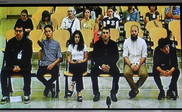 Imagen del monitor de la sala de prensa de la Audiencia Nacional, que hoy juzga a seis integrantes del grupo anarquista Straight Edge Madrid. 