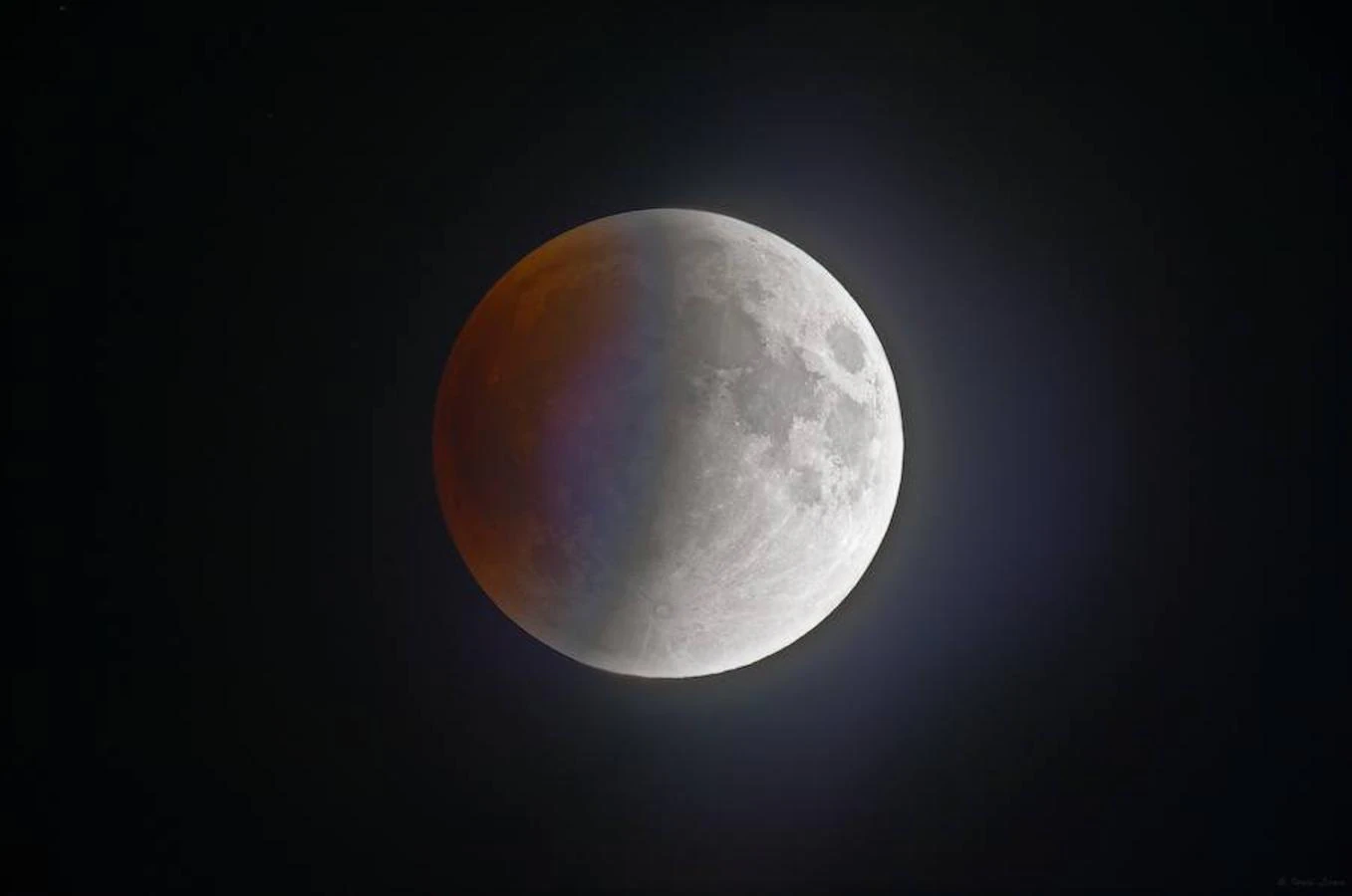 La luna atravesará la sombra que proyecta la Tierra y ya que la luz solar le llegará más débil y se refractará en la atmósfera, el satélite cogerá un tono rojo-anaranjado