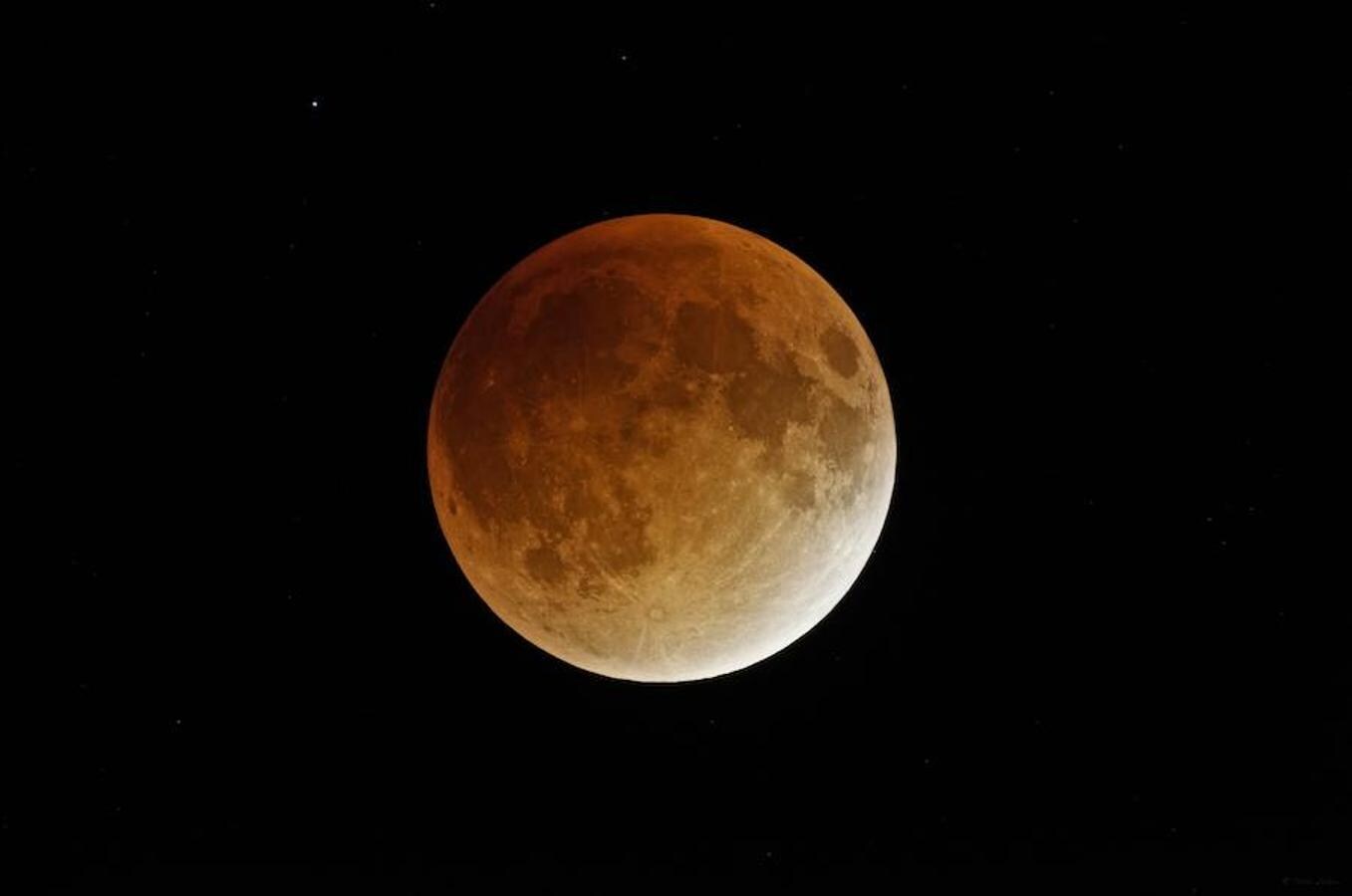 La luna atravesará la sombra que proyecta la Tierra y ya que la luz solar le llegará más débil y se refractará en la atmósfera, el satélite cogerá un tono rojo-anaranjado