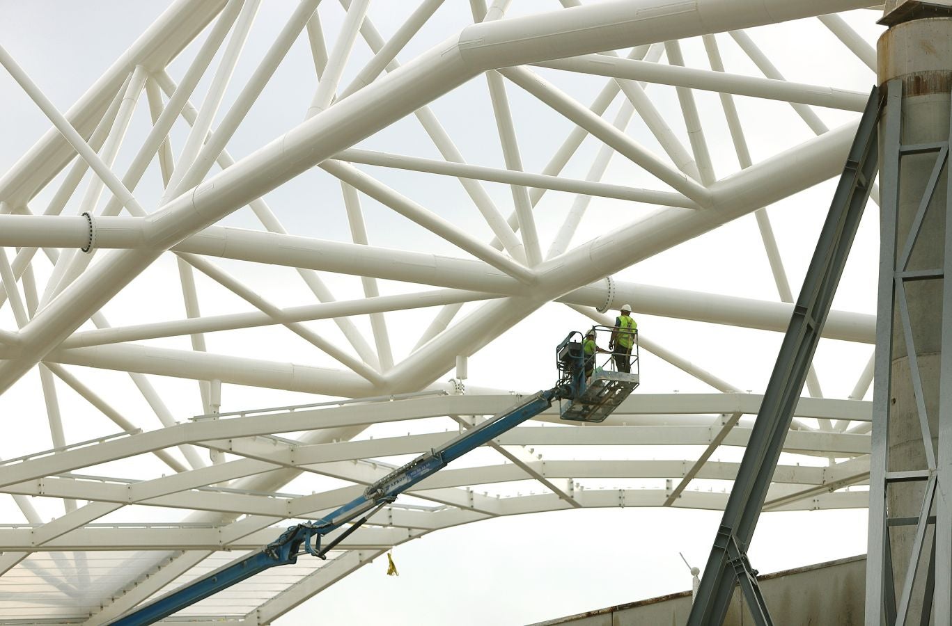 Anoeta sigue adelante con su transformación y este viernes se ha comenzado con la construción de la estructura que soportará la cubierta de la Tribuna Sur 