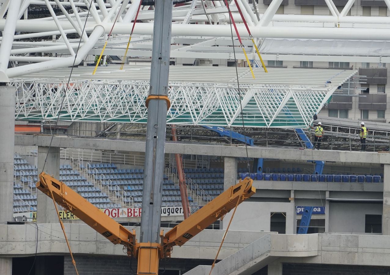 Anoeta sigue adelante con su transformación y este viernes se ha comenzado con la construción de la estructura que soportará la cubierta de la Tribuna Sur 