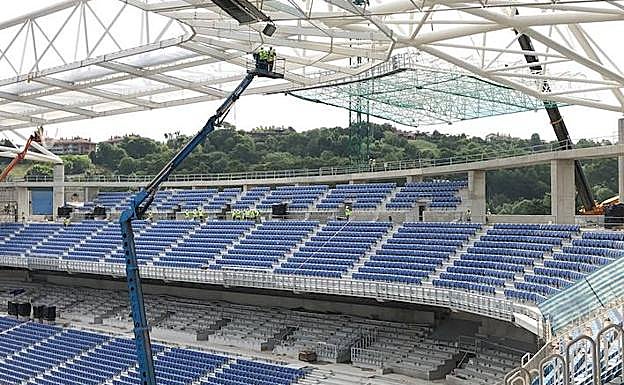 La colocación de la malla espacial de la tribuna sur se ha iniciado este viernes.