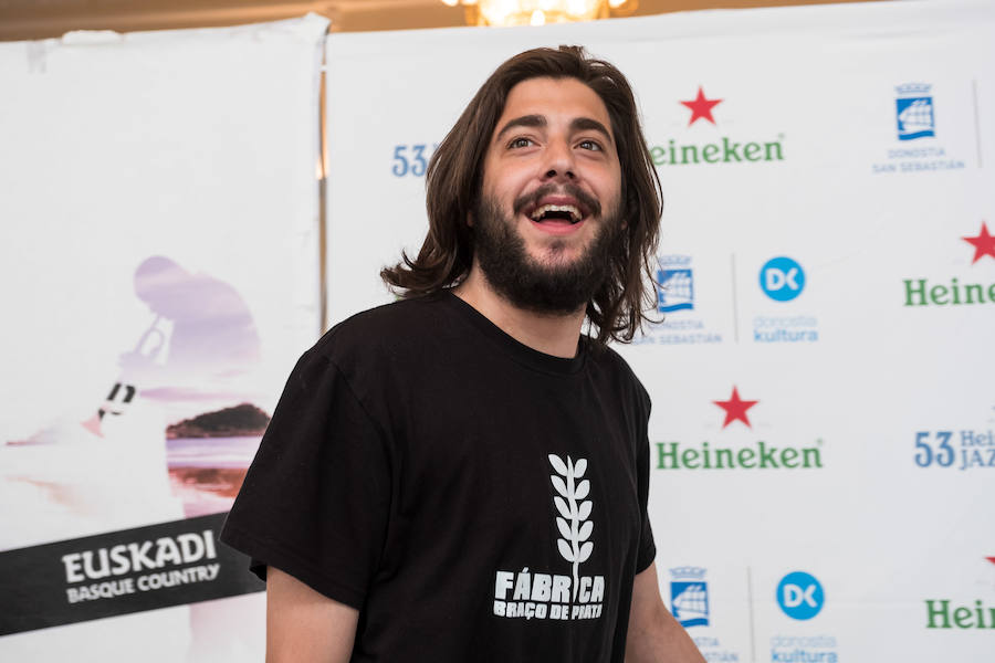 Salvador Sobral llegó a mediodía a Donostia y dio una rueda de prensa antes de acercarse al Kursaal a ver a Brad Mehldau. 