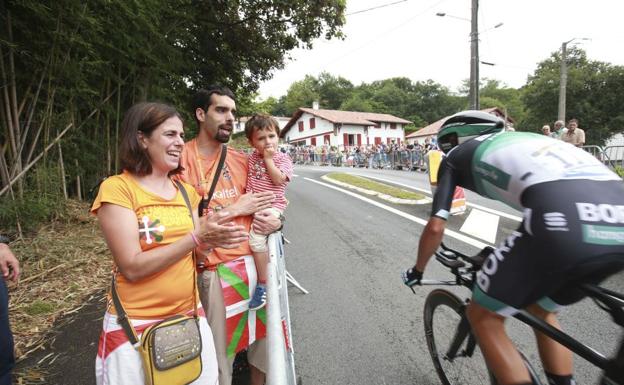 Una familia anima a un ciclista durante la etapa en Iparralde.