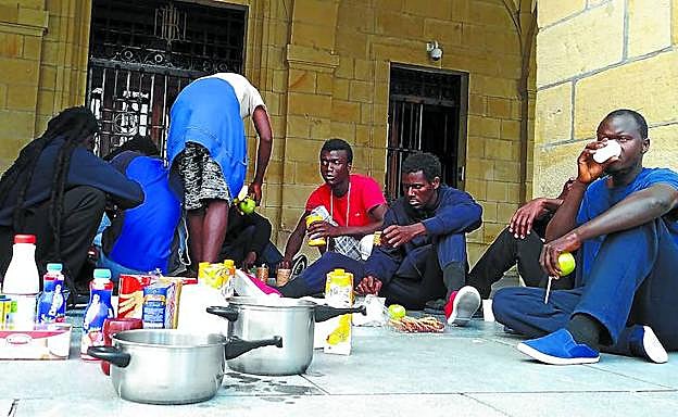 Los quince migrantes en tránsito recibieron ayer frente al Ayuntamiento de Irun un desayuno solidario gracias a SOS Racismo. 