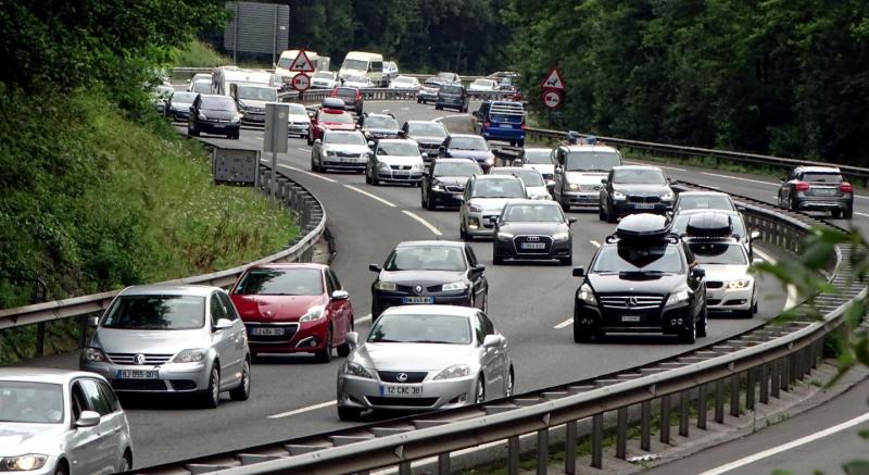 Retenciones ayer en el peaje de Irun.