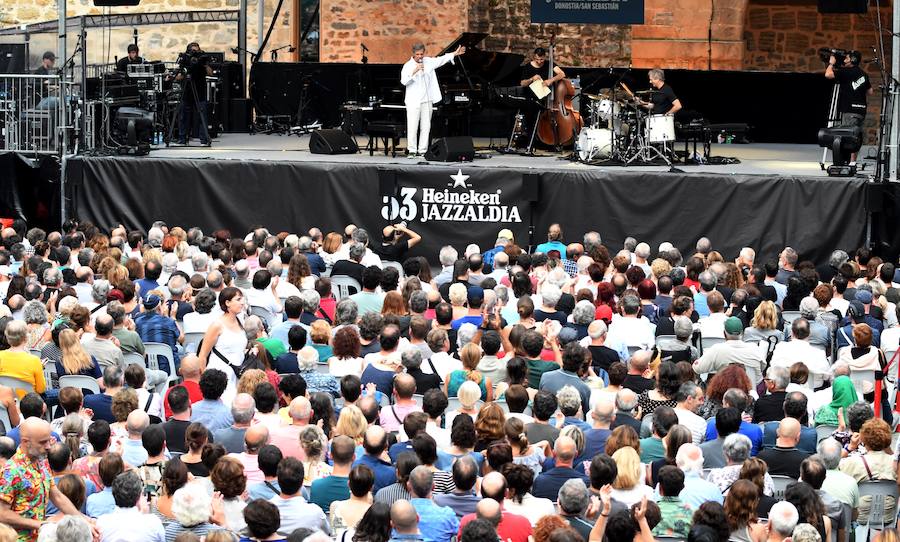 Chick Corea con su Akoustic Band, acompañado por John Patitucci al contrabajo y Dave Weckl a la batería, ofreció un entrañable concierto en la plaza de la Trinidad dentro de la 53 edición del Jazzaldia.