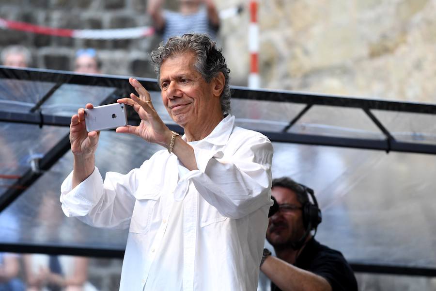 Chick Corea con su Akoustic Band, acompañado por John Patitucci al contrabajo y Dave Weckl a la batería, ofreció un entrañable concierto en la plaza de la Trinidad dentro de la 53 edición del Jazzaldia.