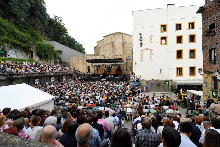 Chick Corea con su Akoustic Band, acompañado por John Patitucci al contrabajo y Dave Weckl a la batería, ofreció un entrañable concierto en la plaza de la Trinidad dentro de la 53 edición del Jazzaldia.