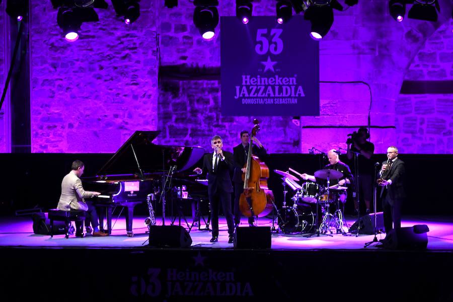  cChick Corea con su Akoustic Band, acompañado por John Patitucci al contrabajo y Dave Weckl a la batería, abrió el domingo por la tarde la última velada de la plaza de la Trinidad por esta 53 edición. Y al cantante estadounidense Curtis Stigers, acompañado por un cuarteto, le tocó poner el colofón con su voz melodiosa y su tránsito entre el jazz, el swing y el pop..