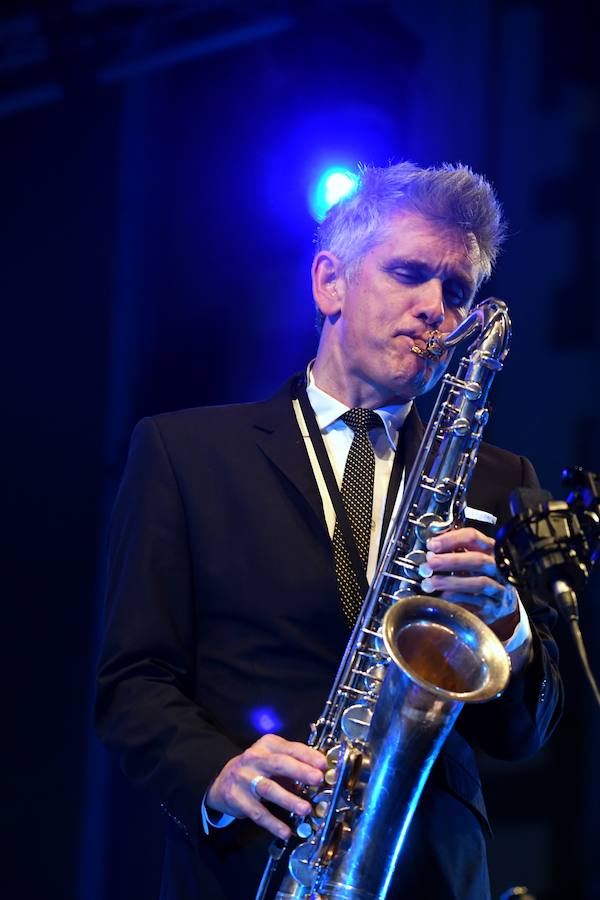  cChick Corea con su Akoustic Band, acompañado por John Patitucci al contrabajo y Dave Weckl a la batería, abrió el domingo por la tarde la última velada de la plaza de la Trinidad por esta 53 edición. Y al cantante estadounidense Curtis Stigers, acompañado por un cuarteto, le tocó poner el colofón con su voz melodiosa y su tránsito entre el jazz, el swing y el pop..